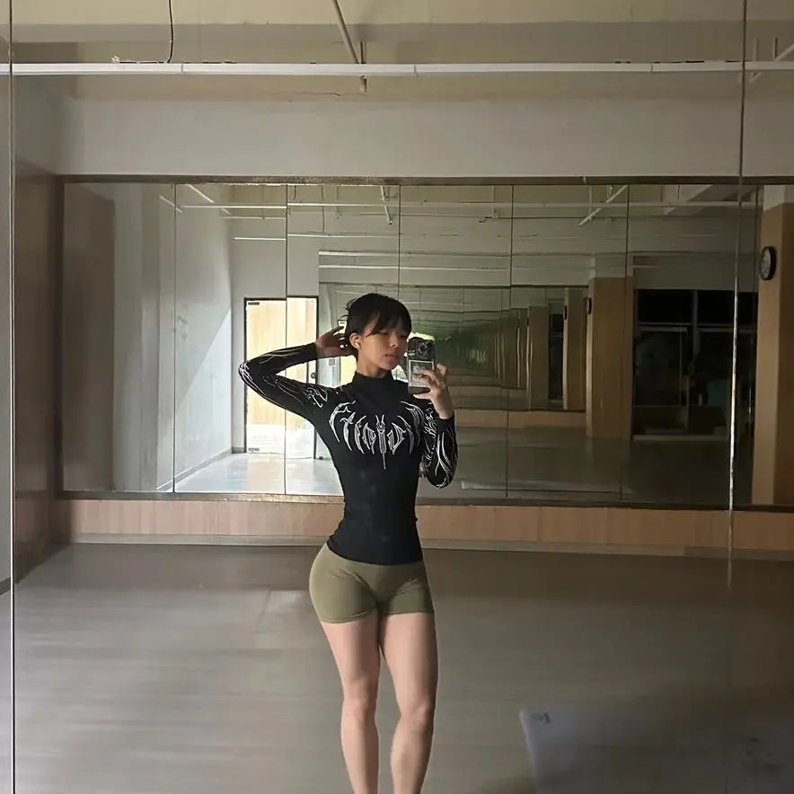 Apex Ritual – レディース長袖オフショルダーレタープリントトップス – タイトフィットカジュアルストリートウェアTシャツ