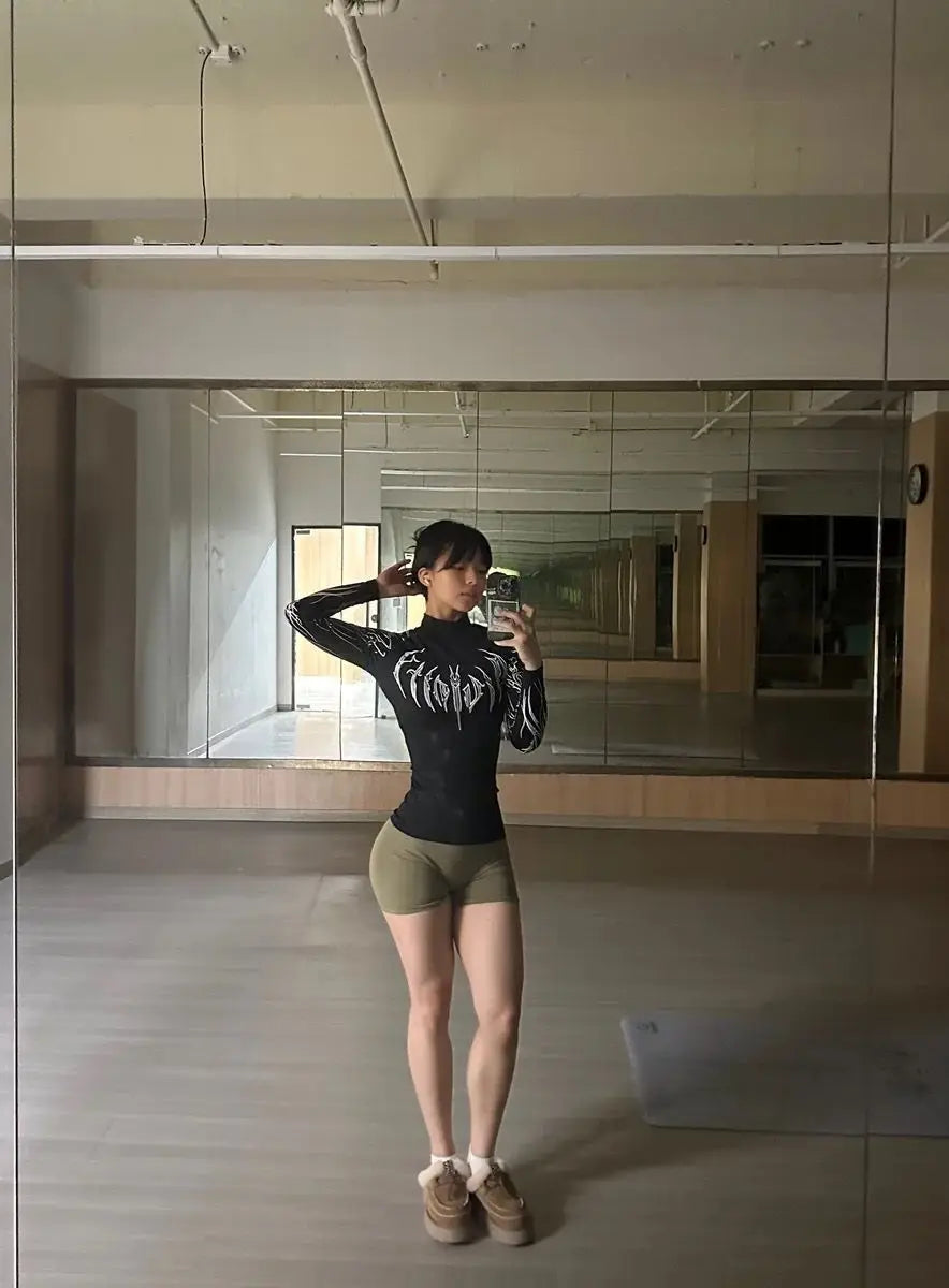 Apex Ritual – レディース長袖オフショルダーレタープリントトップス – タイトフィットカジュアルストリートウェアTシャツ