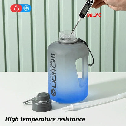 Apex Ritual – ストロー付きスポーツウォーターボトル2L – 目盛り付き大容量フィットネスボトル