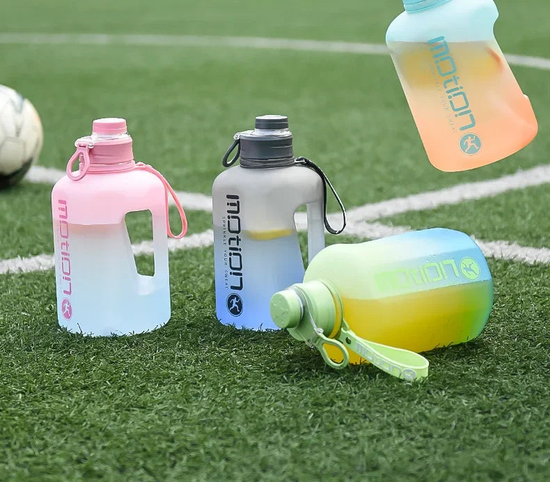 Apex Ritual – ストロー付きスポーツウォーターボトル2L – 目盛り付き大容量フィットネスボトル