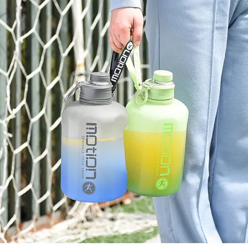 Apex Ritual – ストロー付きスポーツウォーターボトル2L – 目盛り付き大容量フィットネスボトル