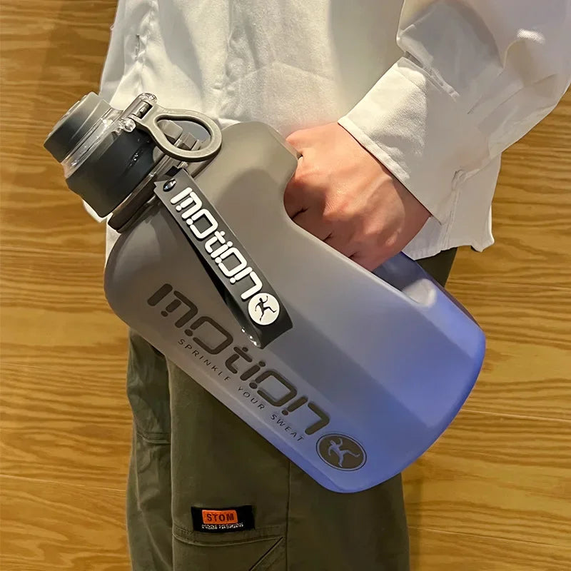 Apex Ritual – ストロー付きスポーツウォーターボトル2L – 目盛り付き大容量フィットネスボトル