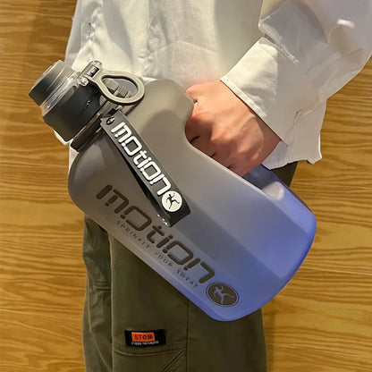 Apex Ritual – ストロー付きスポーツウォーターボトル2L – 目盛り付き大容量フィットネスボトル