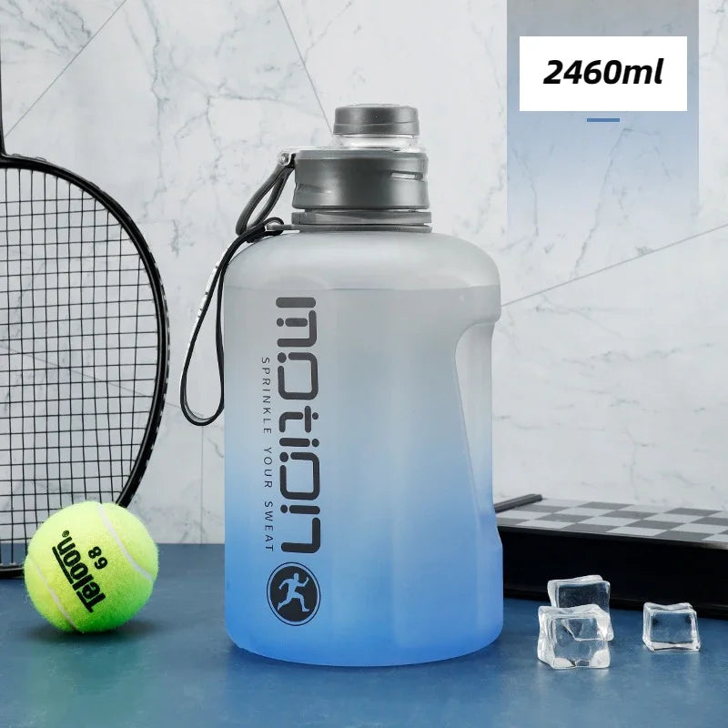 Apex Ritual – ストロー付きスポーツウォーターボトル2L – 目盛り付き大容量フィットネスボトル