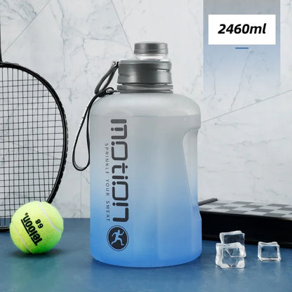 Apex Ritual – ストロー付きスポーツウォーターボトル2L – 目盛り付き大容量フィットネスボトル