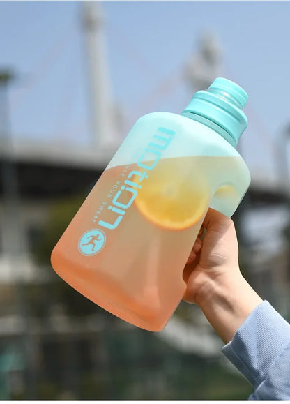 Apex Ritual – ストロー付きスポーツウォーターボトル2L – 目盛り付き大容量フィットネスボトル