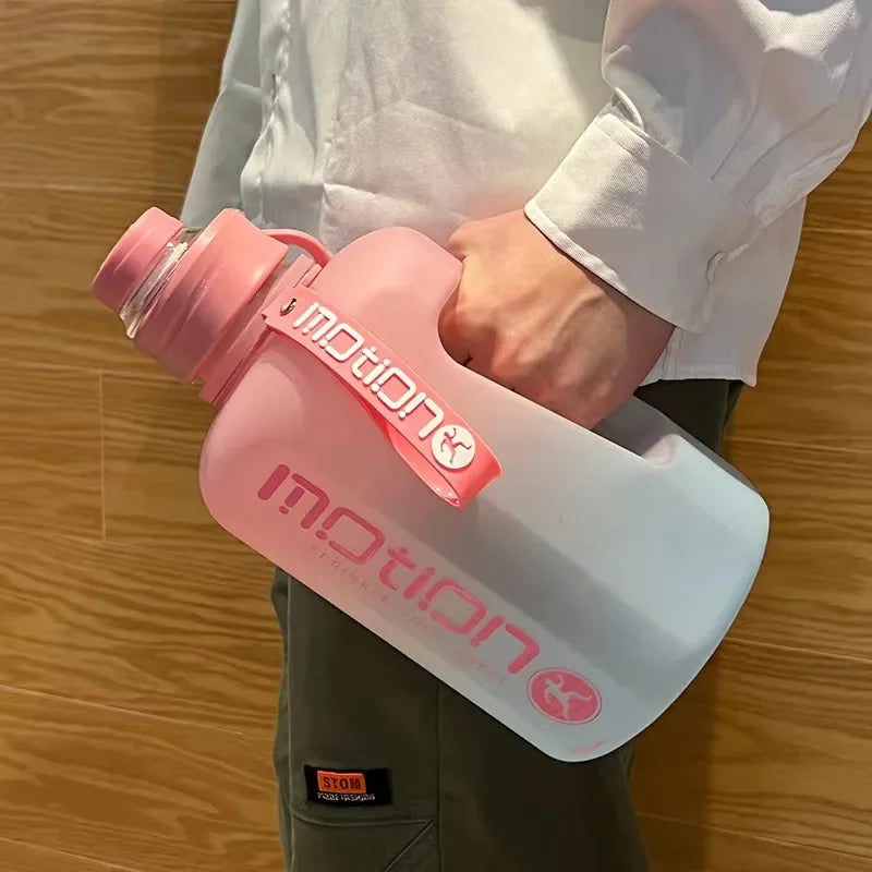 Apex Ritual – ストロー付きスポーツウォーターボトル2L – 目盛り付き大容量フィットネスボトル