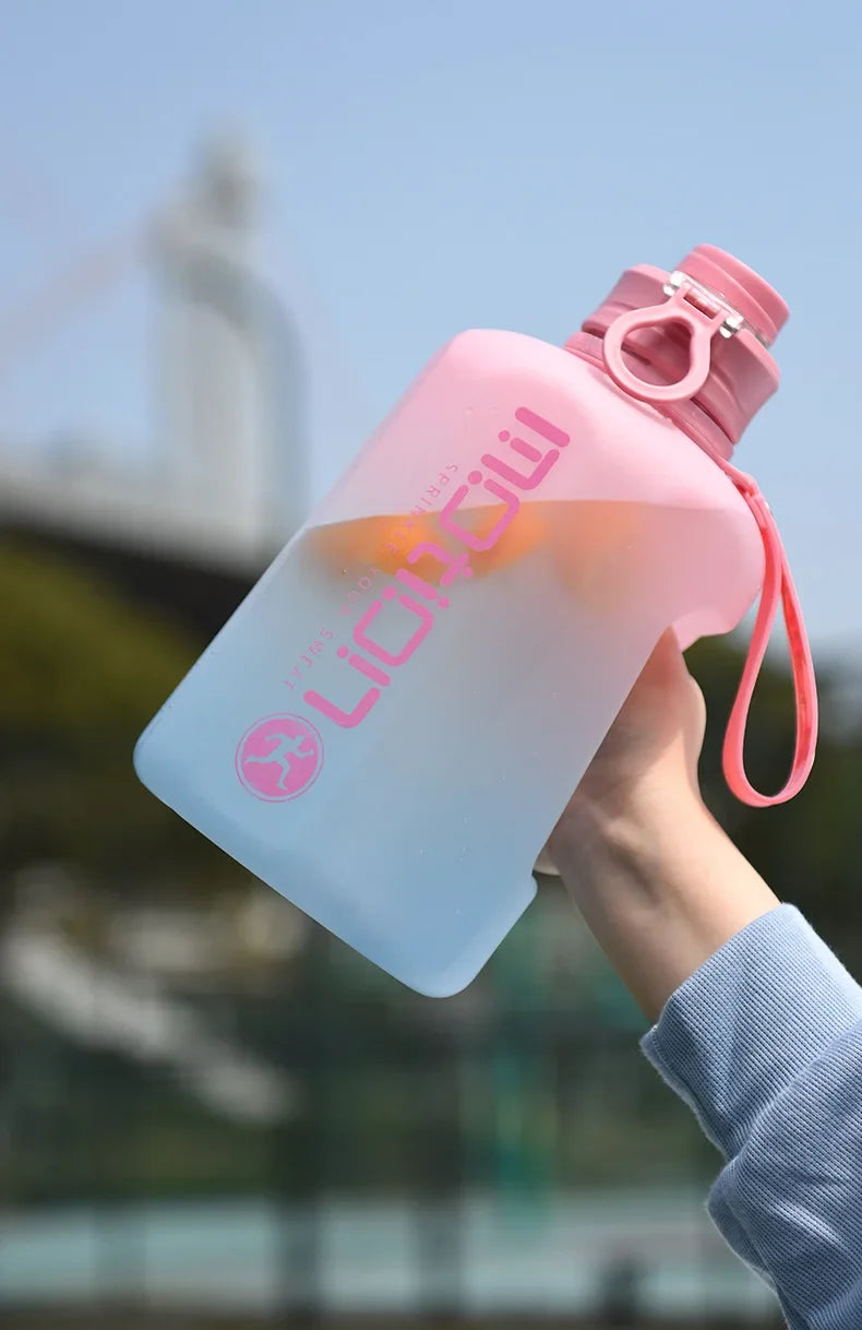 Apex Ritual – ストロー付きスポーツウォーターボトル2L – 目盛り付き大容量フィットネスボトル