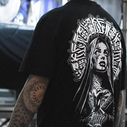 Apex Ritual – チカーノゴシックオーバーサイズTシャツ – ダークスクリプトグラフィックユニセックスストリートウェアTee