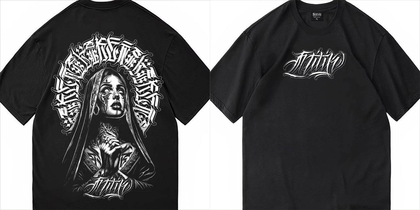 Apex Ritual – チカーノゴシックオーバーサイズTシャツ – ダークスクリプトグラフィックユニセックスストリートウェアTee