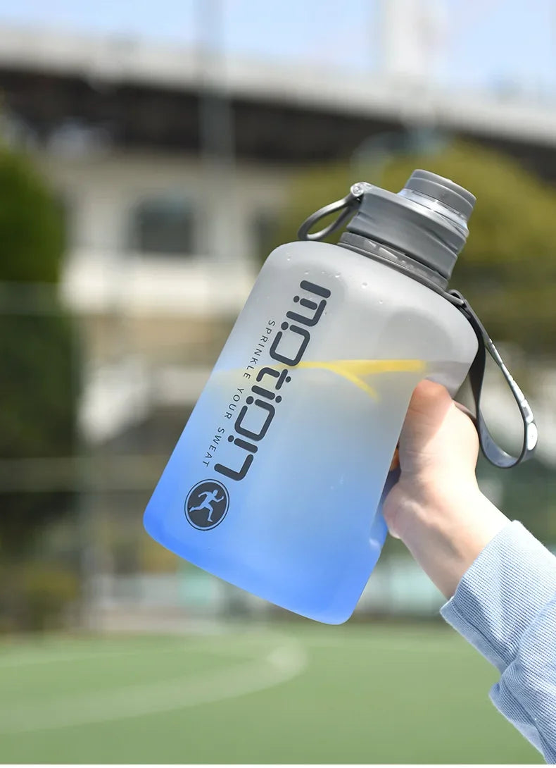 Apex Ritual – ストロー付きスポーツウォーターボトル2L – 目盛り付き大容量フィットネスボトル