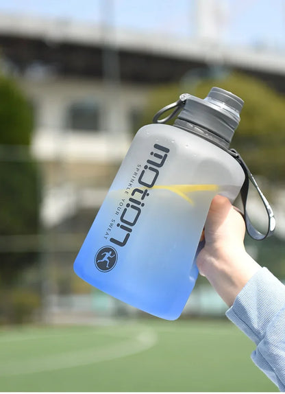 Apex Ritual – ストロー付きスポーツウォーターボトル2L – 目盛り付き大容量フィットネスボトル