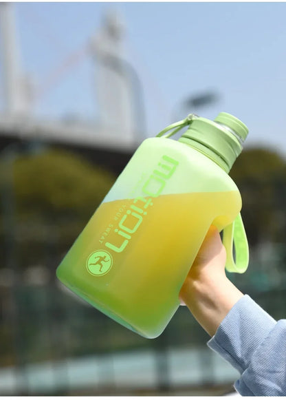 Apex Ritual – ストロー付きスポーツウォーターボトル2L – 目盛り付き大容量フィットネスボトル