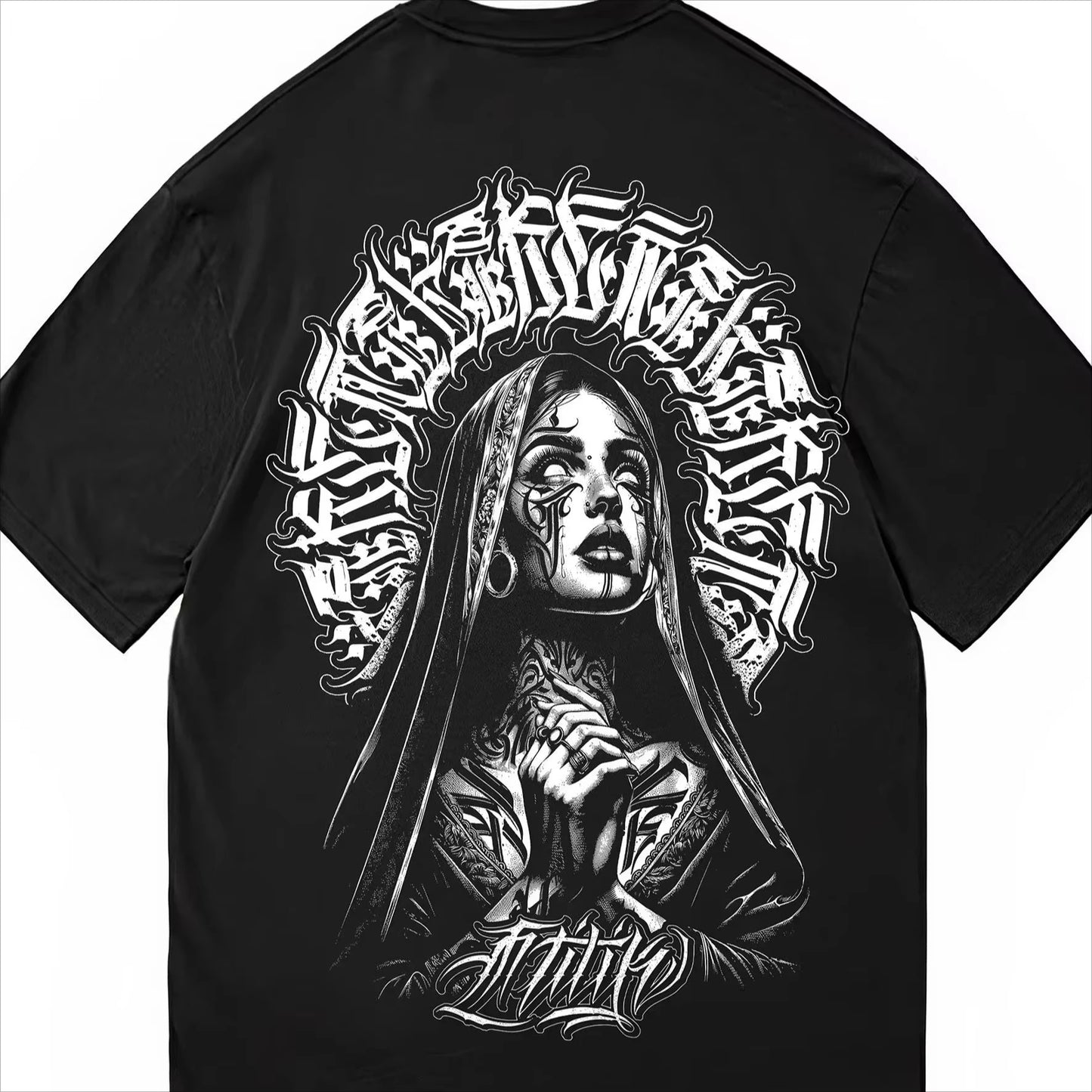 Apex Ritual – チカーノゴシックオーバーサイズTシャツ – ダークスクリプトグラフィックユニセックスストリートウェアTee