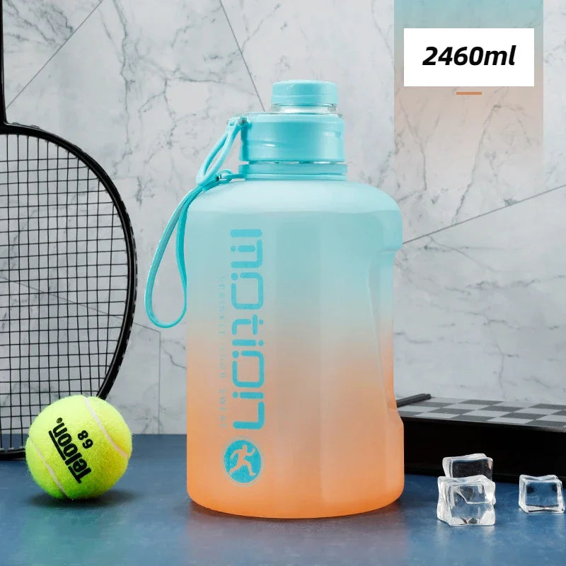 Apex Ritual – ストロー付きスポーツウォーターボトル2L – 目盛り付き大容量フィットネスボトル