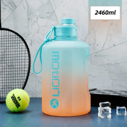 Apex Ritual – ストロー付きスポーツウォーターボトル2L – 目盛り付き大容量フィットネスボトル