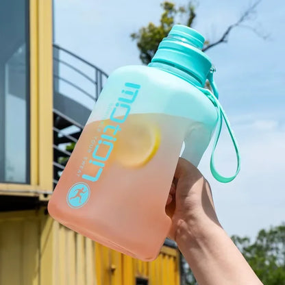 Apex Ritual – ストロー付きスポーツウォーターボトル2L – 目盛り付き大容量フィットネスボトル