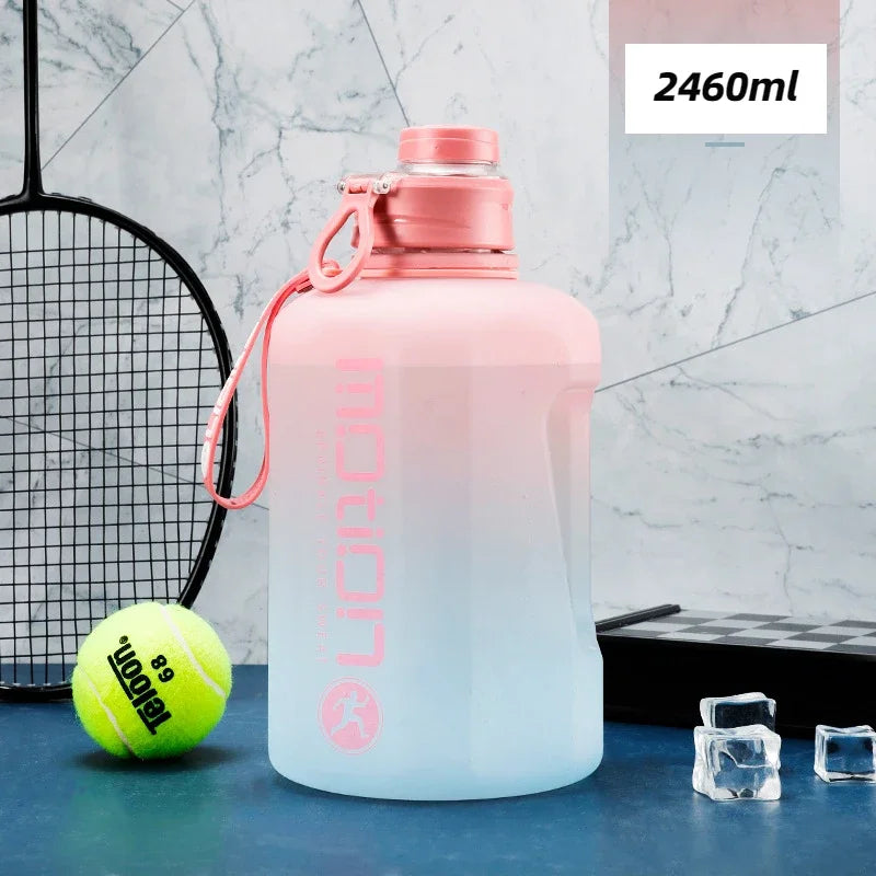 Apex Ritual – ストロー付きスポーツウォーターボトル2L – 目盛り付き大容量フィットネスボトル